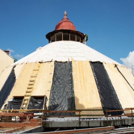 ФОТО: Здание Рижского цирка отметило праздник стропил