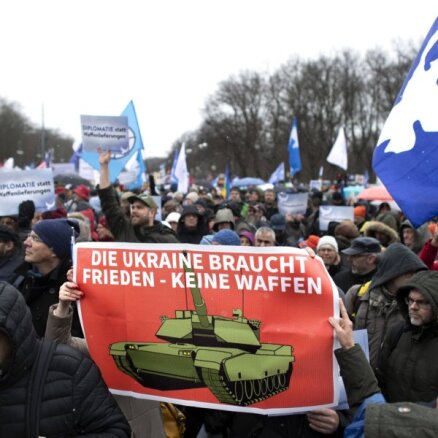 Berlīnē vairāki tūkstoši protestē pret ieroču piegādēm Ukrainai