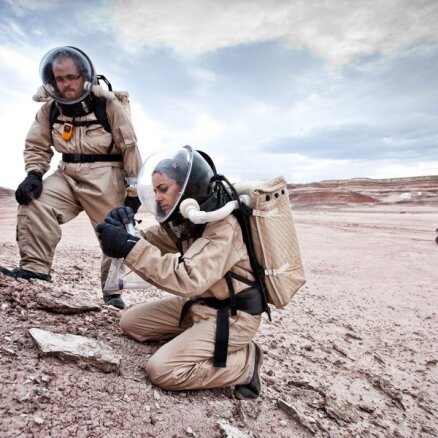 Foto: Četri cilvēki trenējas dzīvei uz Marsa