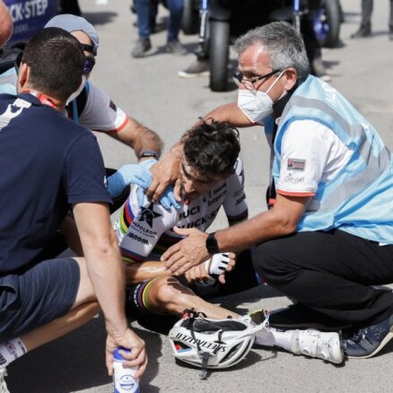Pasaules čempions Alafilips piedzīvo smagu kritienu un izstājas no 'Vuelta a Espana'