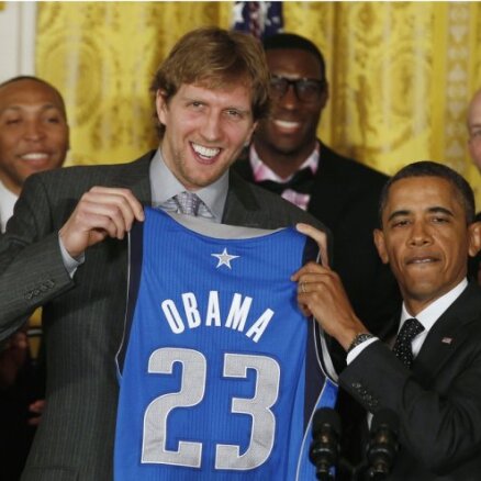 NBA čempioni 'Mavericks' tradicionālā vizītē pie ASV prezidenta Obamas