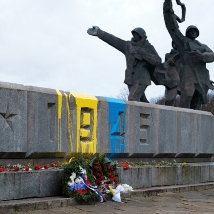 Ночью неизвестные облили желтой и голубой краской памятник освободителям Риги (ДОПОЛНЕНО)