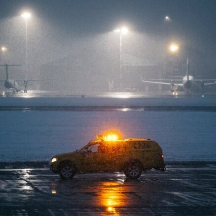 Из-за снегопада в аэропорту "Рига" могут отменять или задерживать рейсы, взлетно-посадочная полоса снова работает