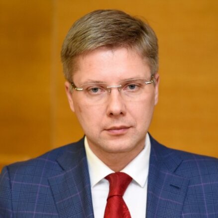 Ušakovu oficiāli atstādina no Rīgas mēra amata