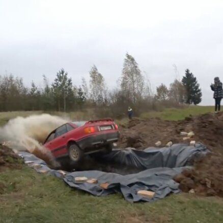 Daugavpils opja eksperiments: lēciens ar 'Audi' kolas baseinā