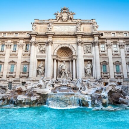 Ежегодно туристы бросают более миллиона евро в фонтан Треви в Риме. Что с ними происходит?