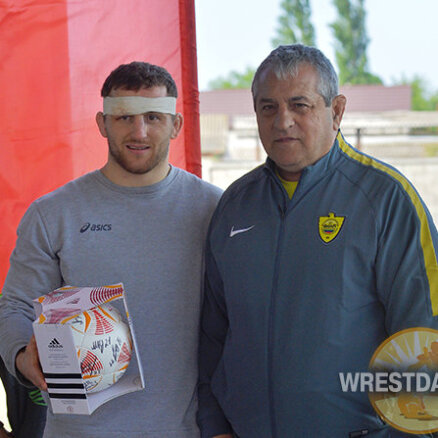 Борец Звирбулис выиграл турнир в Дагестане и получил футбольный мяч