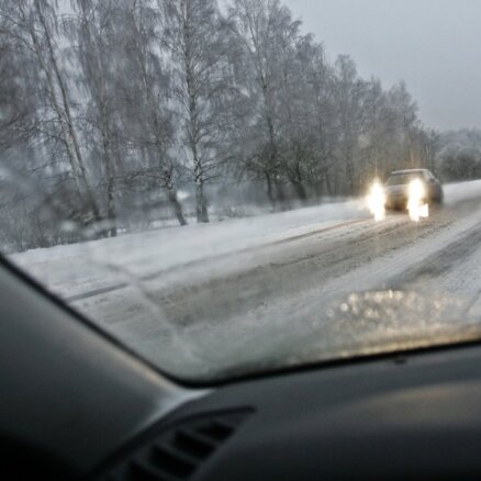 Daudzviet Latvijā autoceļi sniegoti un apledo, brīdina LVC