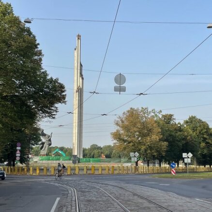 ВИДЕО. Демонтаж памятника в парке Победы: снос 79-метрового обелиска требует времени, но до завтра он не устоит