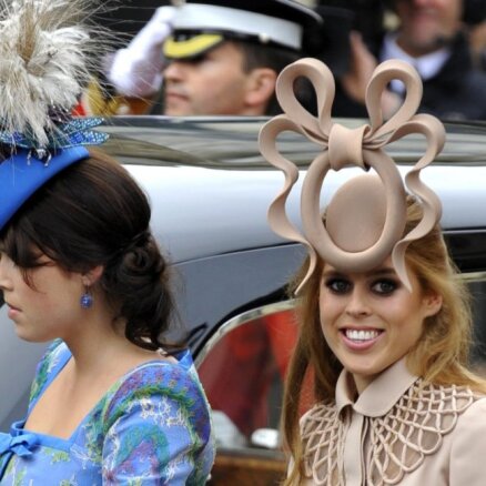 Izsola karalisko kāzu dīvaināko cepuri
