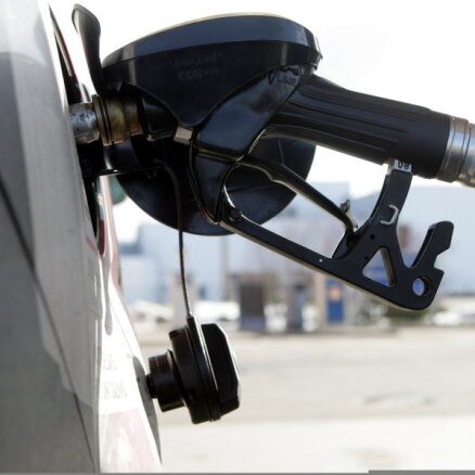 Degvielas cena turpina krist: benzīns lētāks par trim centiem