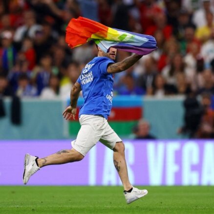 Pasaules kausa spēlē laukumā izskrējis demonstrants ar LGBTQ karogu un vēstījumiem par Ukrainu un Irānu