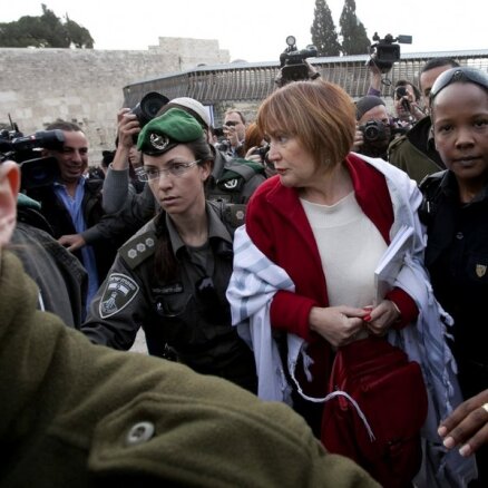 Par lūgšanos pie Jeruzalemes Raudu mūra aizturētas piecas sievietes