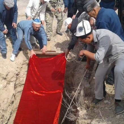 Kirgīzu ministrs apbedī 2000 gadu senu mūmiju, jo tā ir 'tikai līķis'