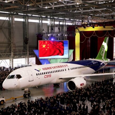 ФОТО: Китай показал собственный авиалайнер, призванный конкурировать с Boeing и Airbus