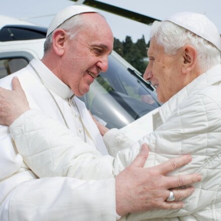 Франциск назвал Бенедикта XVI братом и подарил ему икону