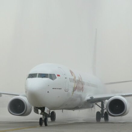 Boeing 737 совершил жeсткую посадку в Индонезии
