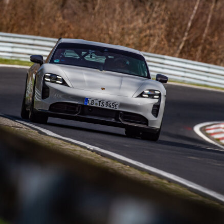 Video: 'Porsche Taycan' uzstādījis rekordu elektromobiļiem Nirburgringas trasē