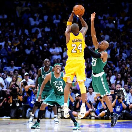 ‘Lakers ’ uzvar NBA sezonas pirmajā spēlē