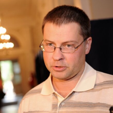Dombrovskis: ZRP  piedāvā pretrunīgas lietas – atcelt samazinātās PVN likmes un iestāju eirozonā no 2014.gada