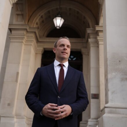 Izmaiņas Lielbritānijas ministru kabinetā: par ārlietu ministru kļūst Dominiks Rābs