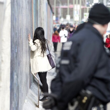 Par spīti protestiem nojaukta vēl viena Berlīnes mūra daļa