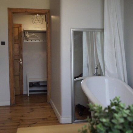 ФОТО. С ванной на кухне: необычно меблированная квартира с видом на стадион "Даугава"