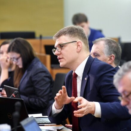 Rīgas domes opozīcija sāk parakstu vākšanu Ušakova atlaišanai
