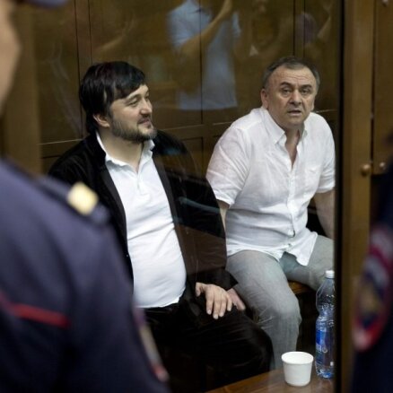 Žurnālistes Poļitkovskas slepkavībā apsūdzētajiem piespriež mūža ieslodzījumu