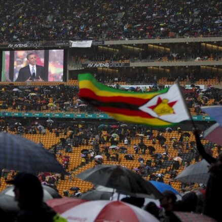 Foto: Valstu līderi un desmitiem tūkstoši dienvidāfrikāņu atvadās no Mandelas