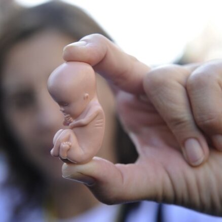 Pērn abortu skaits sarucis par 12,6%; kritums straujāks nekā 2011.gadā