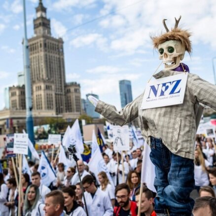 Foto: Poļu tūkstoši Varšavā protestē pret valdību
