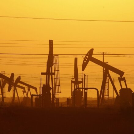 Naftas cena dodas augšup, sasniedzot septiņu gadu augstāko līmeni