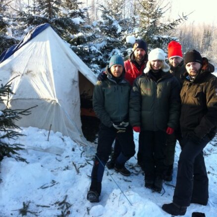 Švāns ar 'Radio 101' kolēģiem stindzenī nakšņo teltī