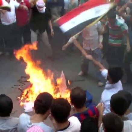 Оппозиция Сирии в "День гнева" сожгла флаг России