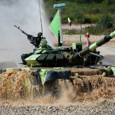Foto: Tanku biatlons, lidmašīnu paraugdemonstrējumi un svētku gājiens – Krievijā sākas armiju spēles