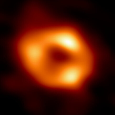 Vēsturisks brīdis – uzņemts attēls ar supermasīvo melno caurumu mūsu galaktikas centrā