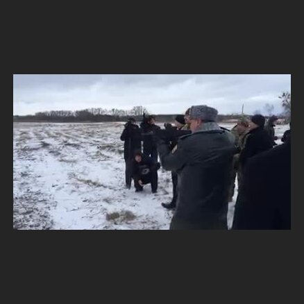 Video: Kā prezidents Porošenko šauj ar 'Tavor' triecienšauteni