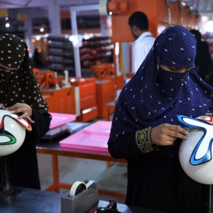 Foto: Pakistāna steidz gādāt bumbas, ar kurām spēlēs Mesi, Ronaldu un pārējie futbola pasaules varenie