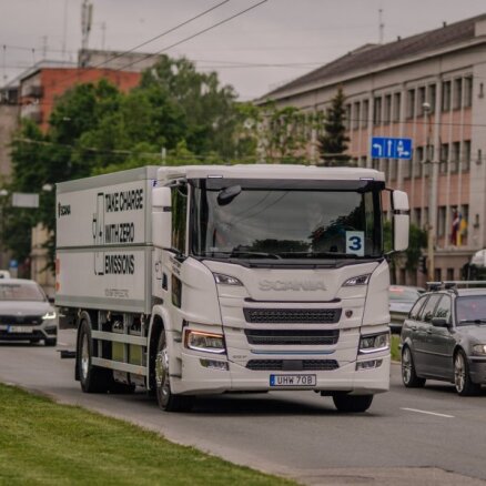 Foto: Rīgā prezentēti pirmie elektriskie kravas auto