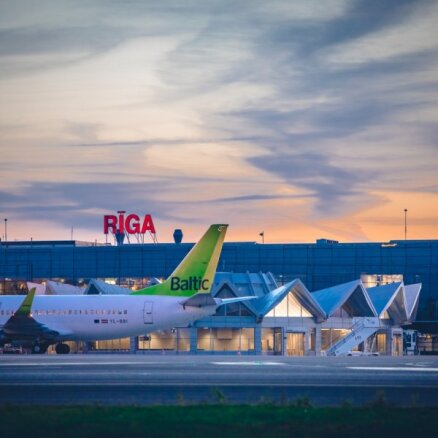 Pasažieru skaits lidostā 'Rīga' mēneša laikā palielinās gandrīz uz pusi