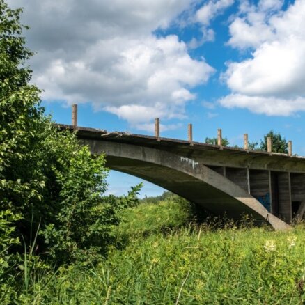 ФОТО. Мост в никуда — необычная бетонная конструкция рядом с Тукумсом