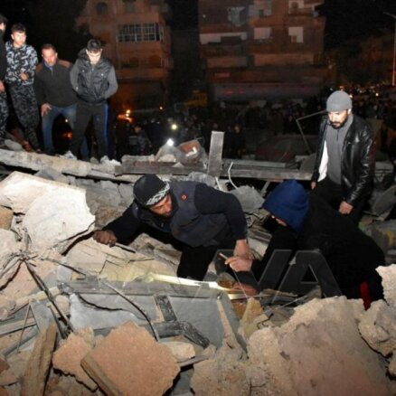 Zemestrīces upuru skaits Turcijā un Sīrijā pārsniedz 7200