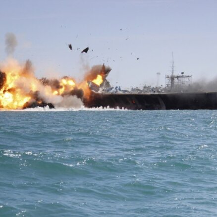 Irāna parāda, kā iznīcināt ASV aviācijas bāzes kuģi – uzskatāmi uzspridzina butaforiju