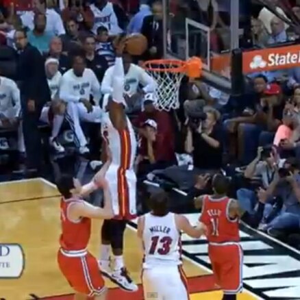 Video: Lebrons Džeimss akrobātiski piespēlē pats sev un triec bumbu grozā