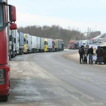 В очереди на КПП "Терехово" стоит более 330 грузовиков; ждать – более 30 часов