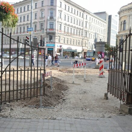 Rīgas ielu remontus uzrauga KNAB aizturētā Brožas bijušais uzņēmums, vēsta 'de facto'