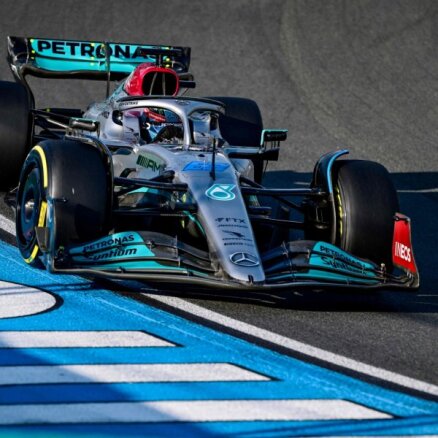 'Mercedes' un 'Ferrari' piloti ātrākie Nīderlandes 'Grand Prix' pirmajos divos treniņos