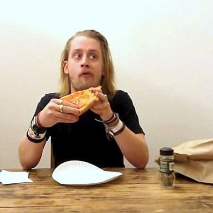 Video: Makolijs Kalkins ēd picu, kopējot Vorhola šedevru