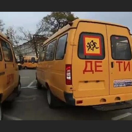 Arī Čečenijā skolas saņem oranžus autobusus